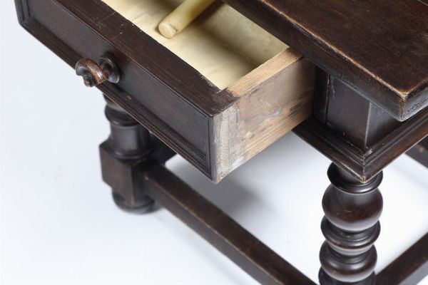 Tavolino in legno con gambe a rocchetto. XX secolo  - Asta Antiquariato - Associazione Nazionale - Case d'Asta italiane