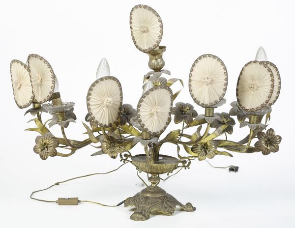 Candelabro a otto luci in metallo dorato. XIX-XX secolo  - Asta Antiquariato - Associazione Nazionale - Case d'Asta italiane