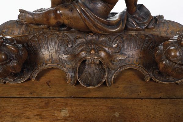 Imponente scrittoio da viaggio in legno intagliato. XIX-XX secolo  - Asta Antiquariato - Associazione Nazionale - Case d'Asta italiane