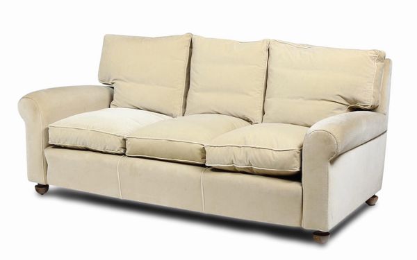 Coppia di divani imbottiti con rivestimento in tessuto giallo  - Asta Antiquariato - Associazione Nazionale - Case d'Asta italiane