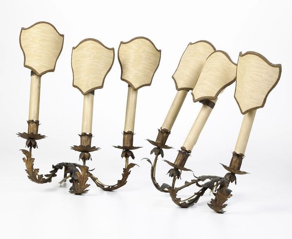 Coppia di applique a tre luci in lamina metallica con paralumi  - Asta Antiquariato - Associazione Nazionale - Case d'Asta italiane