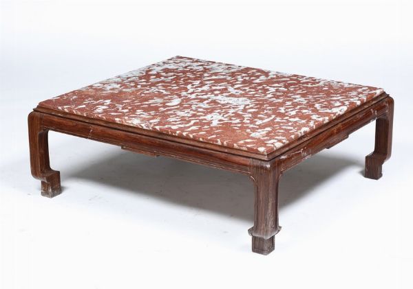 Tavolino basso in stile orientale con piano in marmo  - Asta Antiquariato - Associazione Nazionale - Case d'Asta italiane