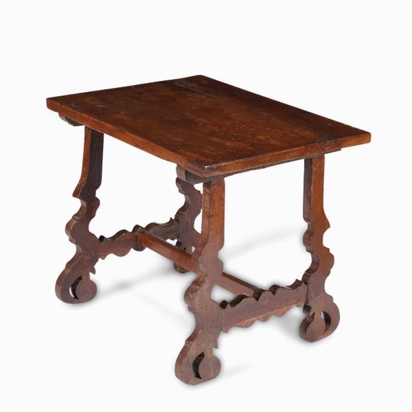 Tavolino in noce con gambe a lira. XVII-XVIII secolo  - Asta Antiquariato - Associazione Nazionale - Case d'Asta italiane