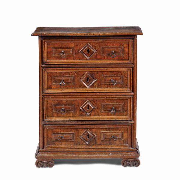 Piccolo com in noce. XVIII secolo  - Asta Antiquariato - Associazione Nazionale - Case d'Asta italiane