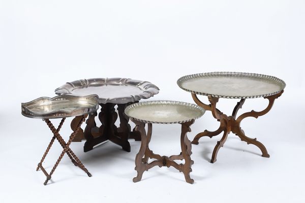 Quattro tavolini con gambe in legno e piano in metallo  - Asta Antiquariato - Associazione Nazionale - Case d'Asta italiane