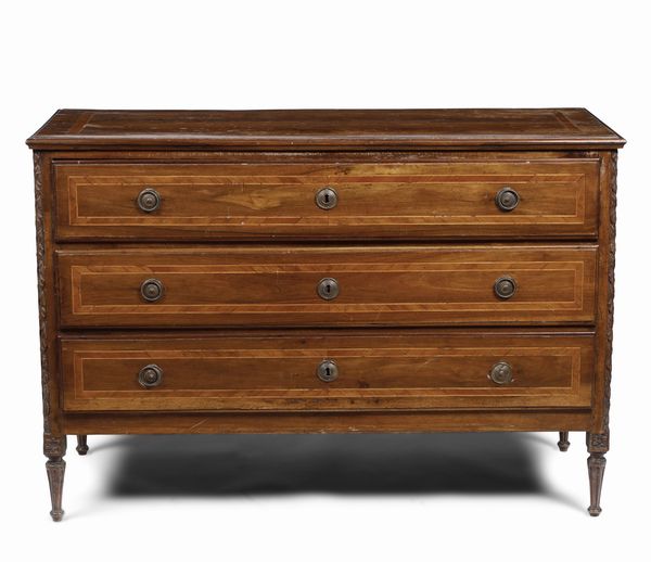 Cassettone in noce, comodino e due sedie  - Asta Antiquariato - Associazione Nazionale - Case d'Asta italiane