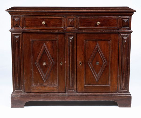 Credenza in noce a due ante e due cassetti. XVII-XVIII secolo  - Asta Antiquariato - Associazione Nazionale - Case d'Asta italiane