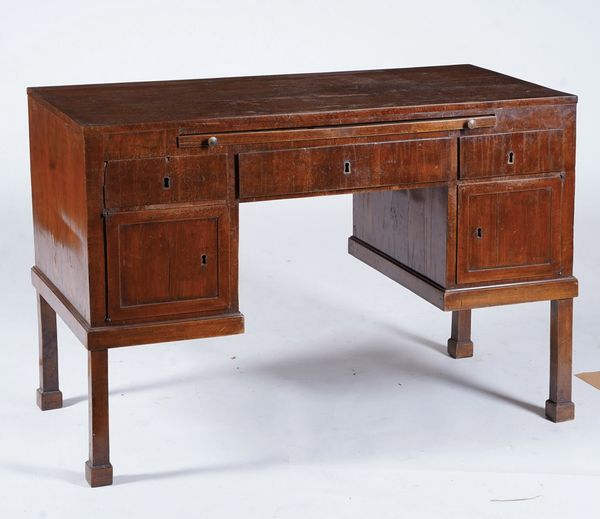 Scrivania in mogano. XIX secolo  - Asta Antiquariato - Associazione Nazionale - Case d'Asta italiane