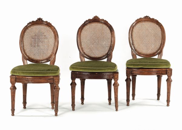 Tre sedie ovaline in noce, fine XVIII secolo  - Asta Antiquariato - Associazione Nazionale - Case d'Asta italiane