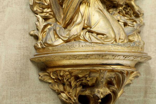 Léonard Morel-Ladeuil : Acquasantiera in bronzo dorato raffigurante Ges tra gli angeli  - Asta Antiquariato - Associazione Nazionale - Case d'Asta italiane