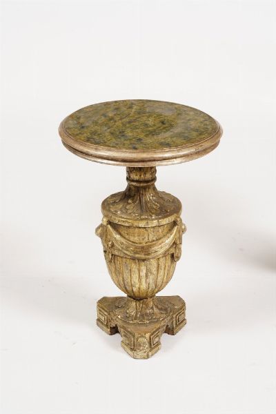 Coppia di tavolini in legno intagliato e dorato  - Asta Antiquariato - Associazione Nazionale - Case d'Asta italiane