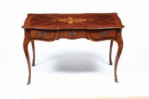 Scrivania lastronata ed intarsiata col motivo del quadrifoglio. Genova XIX secolo  - Asta Antiquariato - Associazione Nazionale - Case d'Asta italiane
