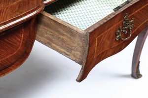 Scrivania lastronata ed intarsiata col motivo del quadrifoglio. Genova XIX secolo  - Asta Antiquariato - Associazione Nazionale - Case d'Asta italiane