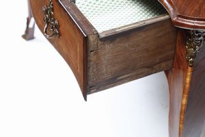 Scrivania lastronata ed intarsiata col motivo del quadrifoglio. Genova XIX secolo  - Asta Antiquariato - Associazione Nazionale - Case d'Asta italiane