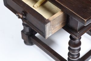 Tavolino in legno con gambe a rocchetto. XX secolo  - Asta Antiquariato - Associazione Nazionale - Case d'Asta italiane