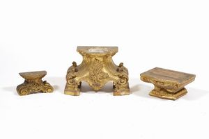 Tre piedistalli in scala in legno intagliato e dorato  - Asta Antiquariato - Associazione Nazionale - Case d'Asta italiane