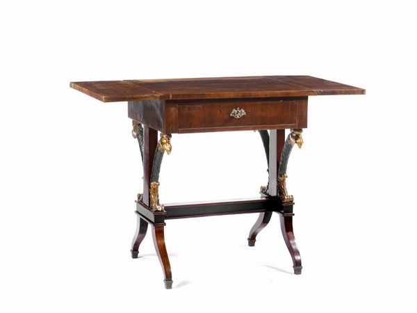 Tavolino a bandelle in legno di noce  - Asta Parade II - Arredi e Dipinti Antichi - Associazione Nazionale - Case d'Asta italiane