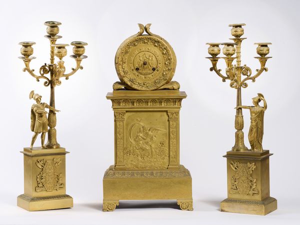 Trittico in bronzo dorato composto da un orologio e due candelieri  - Asta Parade II - Arredi e Dipinti Antichi - Associazione Nazionale - Case d'Asta italiane