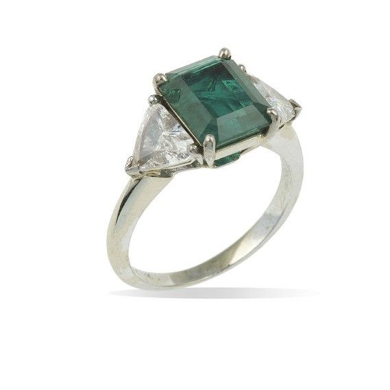 Anello con smeraldo sintetico e due diamanti triangolari di ct 0.80 circa cad  - Asta Gioielli  - Associazione Nazionale - Case d'Asta italiane