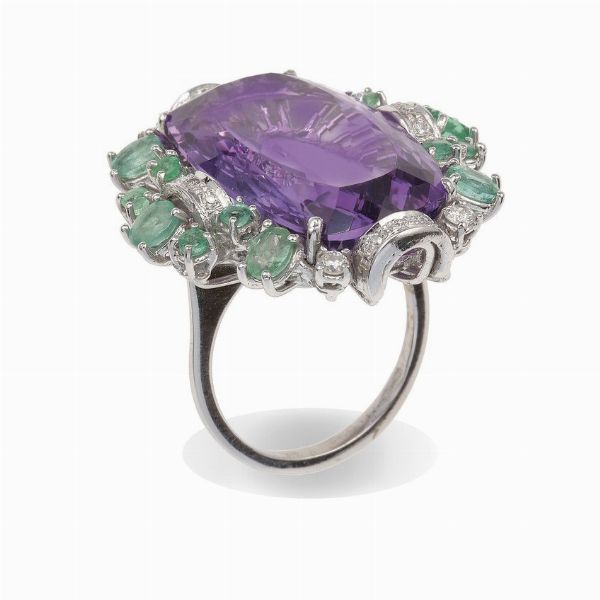 Anello con ametista, piccoli smeraldi e diamanti  - Asta Gioielli  - Associazione Nazionale - Case d'Asta italiane