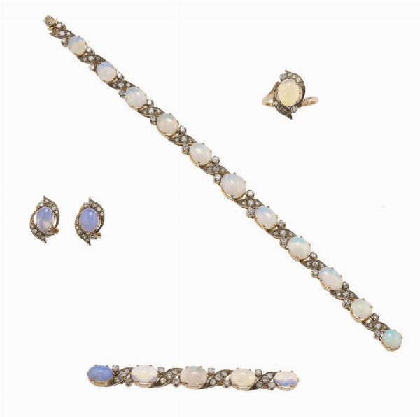 Parure composta da bracciale, orecchini, anello e spilla con opali e piccoli diamanti  - Asta Gioielli  - Associazione Nazionale - Case d'Asta italiane
