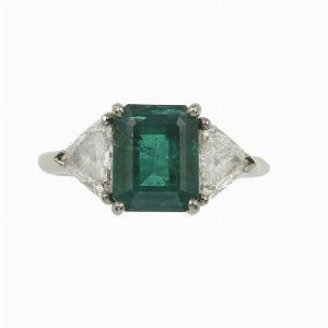 Anello con smeraldo sintetico e due diamanti triangolari di ct 0.80 circa cad  - Asta Gioielli  - Associazione Nazionale - Case d'Asta italiane