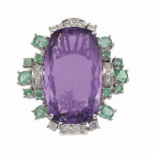 Anello con ametista, piccoli smeraldi e diamanti  - Asta Gioielli  - Associazione Nazionale - Case d'Asta italiane