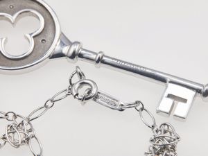 Tiffany & Co. Pendente Keys con piccoli diamanti  - Asta Gioielli  - Associazione Nazionale - Case d'Asta italiane
