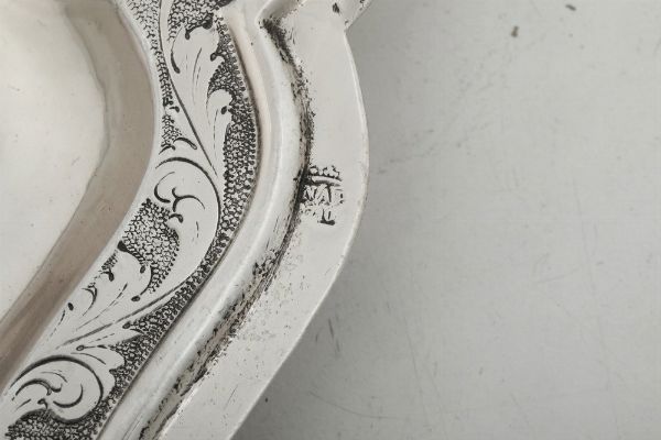 Due vassoi polilobati, marchi Napoli XVIII secolo (non pertinenti)  - Asta Argenti - Associazione Nazionale - Case d'Asta italiane