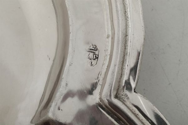 Due vassoi polilobati, marchi Napoli XVIII secolo (non pertinenti)  - Asta Argenti - Associazione Nazionale - Case d'Asta italiane
