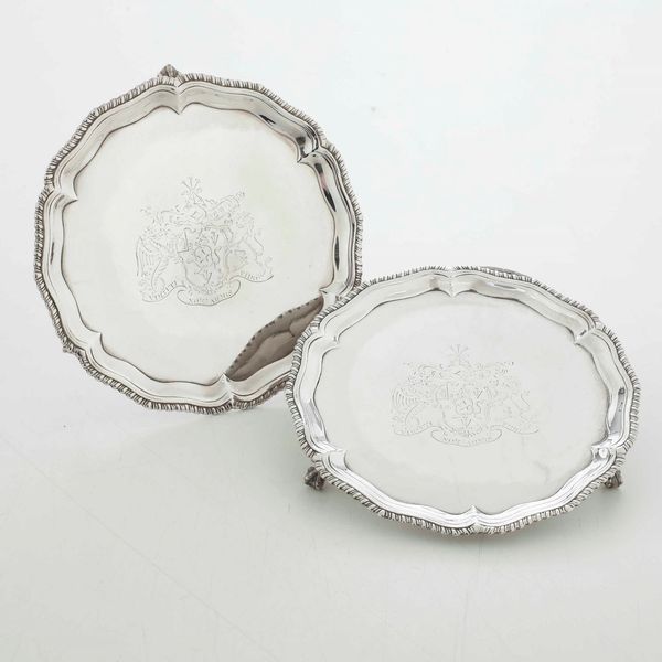 Coppia di salver. Londra 1759. Marchi dell'argentiere IC (John Carter documentato dal 1797, probabile autore degli stemmi incisi in epoca posteriore)  - Asta Argenti - Associazione Nazionale - Case d'Asta italiane
