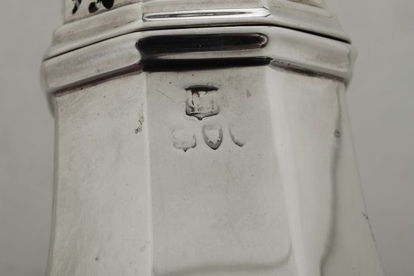 Spargizucchero, Londra XIX secolo, marchi consunti di difficile lettura  - Asta Argenti - Associazione Nazionale - Case d'Asta italiane