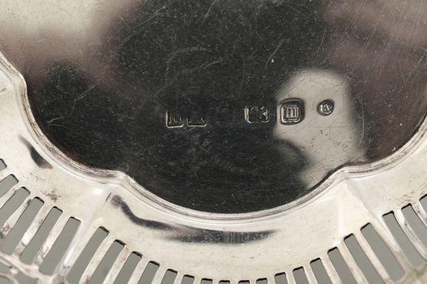 Lotto composto da cestino tondo, cestino ovale scatolina e bugia, Inghilterra XIX-XX secolo  - Asta Argenti - Associazione Nazionale - Case d'Asta italiane