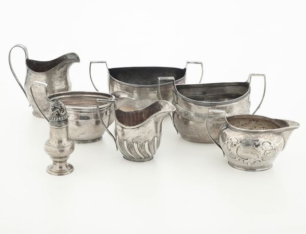 Tre lattiere, tre zuccheriere e uno spargizucchero. Inghilterra, XIX secolo, vari argentieri  - Asta Argenti - Associazione Nazionale - Case d'Asta italiane