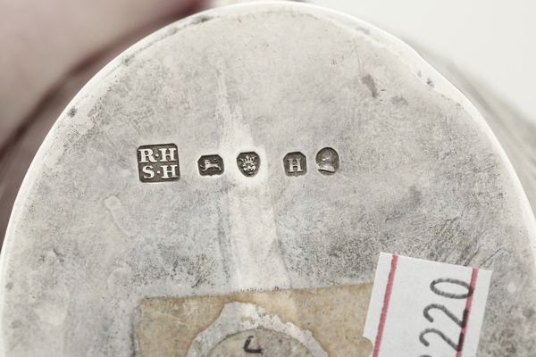 Tre lattiere, tre zuccheriere e uno spargizucchero. Inghilterra, XIX secolo, vari argentieri  - Asta Argenti - Associazione Nazionale - Case d'Asta italiane