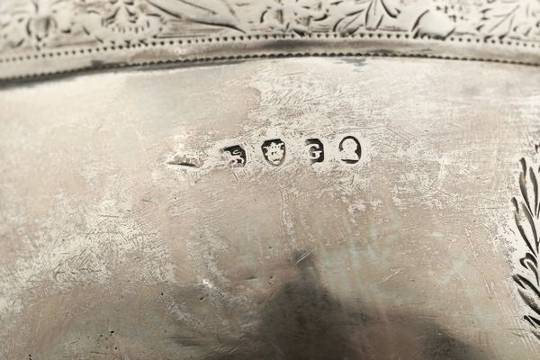 Tre lattiere, tre zuccheriere e uno spargizucchero. Inghilterra, XIX secolo, vari argentieri  - Asta Argenti - Associazione Nazionale - Case d'Asta italiane