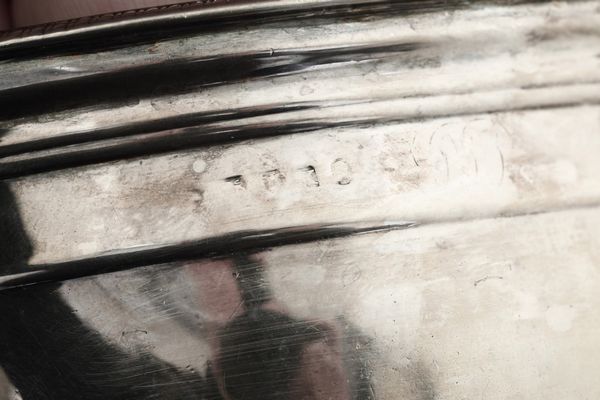 Tre lattiere, tre zuccheriere e uno spargizucchero. Inghilterra, XIX secolo, vari argentieri  - Asta Argenti - Associazione Nazionale - Case d'Asta italiane