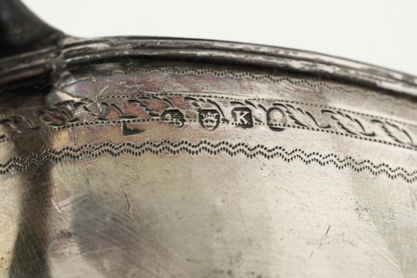 Tre lattiere, tre zuccheriere e uno spargizucchero. Inghilterra, XIX secolo, vari argentieri  - Asta Argenti - Associazione Nazionale - Case d'Asta italiane