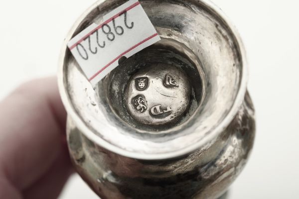 Tre lattiere, tre zuccheriere e uno spargizucchero. Inghilterra, XIX secolo, vari argentieri  - Asta Argenti - Associazione Nazionale - Case d'Asta italiane