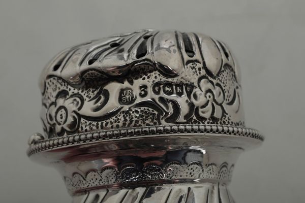 Porta sale e porta pepe. Londra, 1885. Marchio dell'argentiere non identificato  - Asta Argenti - Associazione Nazionale - Case d'Asta italiane