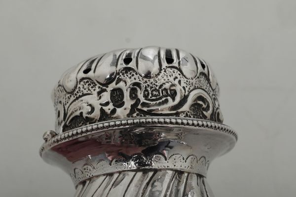 Porta sale e porta pepe. Londra, 1885. Marchio dell'argentiere non identificato  - Asta Argenti - Associazione Nazionale - Case d'Asta italiane