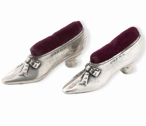 Coppia di punta spilli a foggia di scarpetta. Inghilterra, XIX-XX secolo  - Asta Argenti - Associazione Nazionale - Case d'Asta italiane