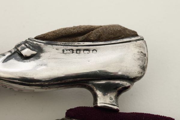 Coppia di punta spilli a foggia di scarpetta. Inghilterra, XIX-XX secolo  - Asta Argenti - Associazione Nazionale - Case d'Asta italiane