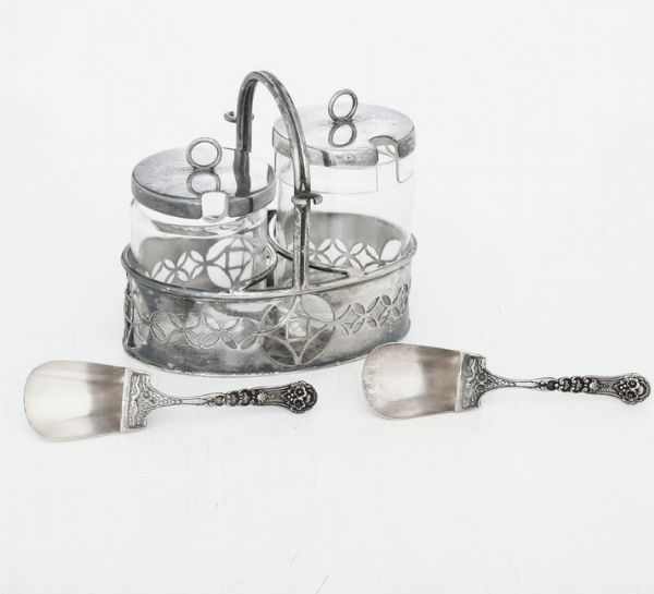 Porta salsine con due cucchiaini in metallo argentato  - Asta Argenti - Associazione Nazionale - Case d'Asta italiane