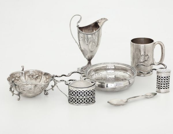 Lotto composto da colino, doppio cucchiaio, coppetta, mostardiera con vetro blu, piccola saliera con vetro blu, lattiera e mug, Inghilterra XIX-XX secolo  - Asta Argenti - Associazione Nazionale - Case d'Asta italiane