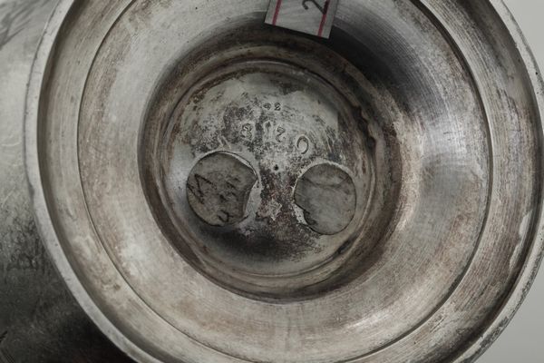 Coppia di versatoi in metallo argentato con decori incisi. XX secolo  - Asta Argenti - Associazione Nazionale - Case d'Asta italiane