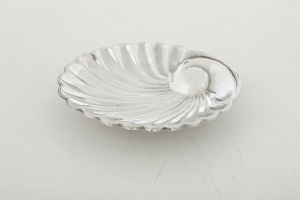 Insieme di accendino da tavolo. Argenteria milanese del XX-XXI secolo. Argentiere Pradella per Faraone, ciotola a conchiglia. Argenteria fiorentina del XX-XXI secolo, porta penne. Argenteria milanese del XX secolo, argentiere Faraone e Piatto, argenteria veneta del XX secolo, argentiere F.lli Zaramella, Padova  - Asta Argenti - Associazione Nazionale - Case d'Asta italiane