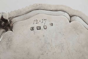 Coppia di salver. Londra 1759. Marchi dell'argentiere IC (John Carter documentato dal 1797, probabile autore degli stemmi incisi in epoca posteriore)  - Asta Argenti - Associazione Nazionale - Case d'Asta italiane