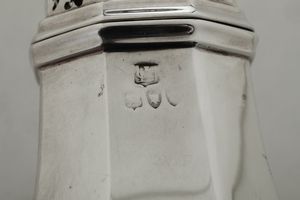 Spargizucchero, Londra XIX secolo, marchi consunti di difficile lettura  - Asta Argenti - Associazione Nazionale - Case d'Asta italiane