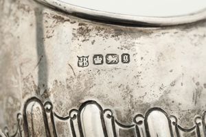 Tre lattiere, tre zuccheriere e uno spargizucchero. Inghilterra, XIX secolo, vari argentieri  - Asta Argenti - Associazione Nazionale - Case d'Asta italiane